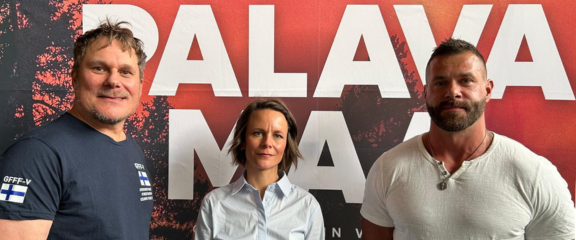 Palava maa elokuvan kutsuvieranäytöksessä otettu kuva